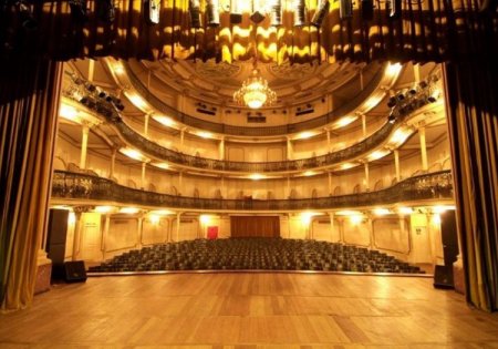 
							O teatro pode fazer muito por você